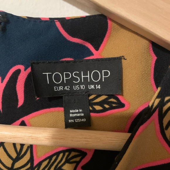 Super flattering top shop mini dress. - Picture 3 of 8